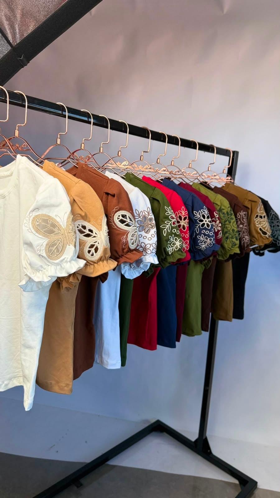 T-shirts com detalhes bordados para personalização