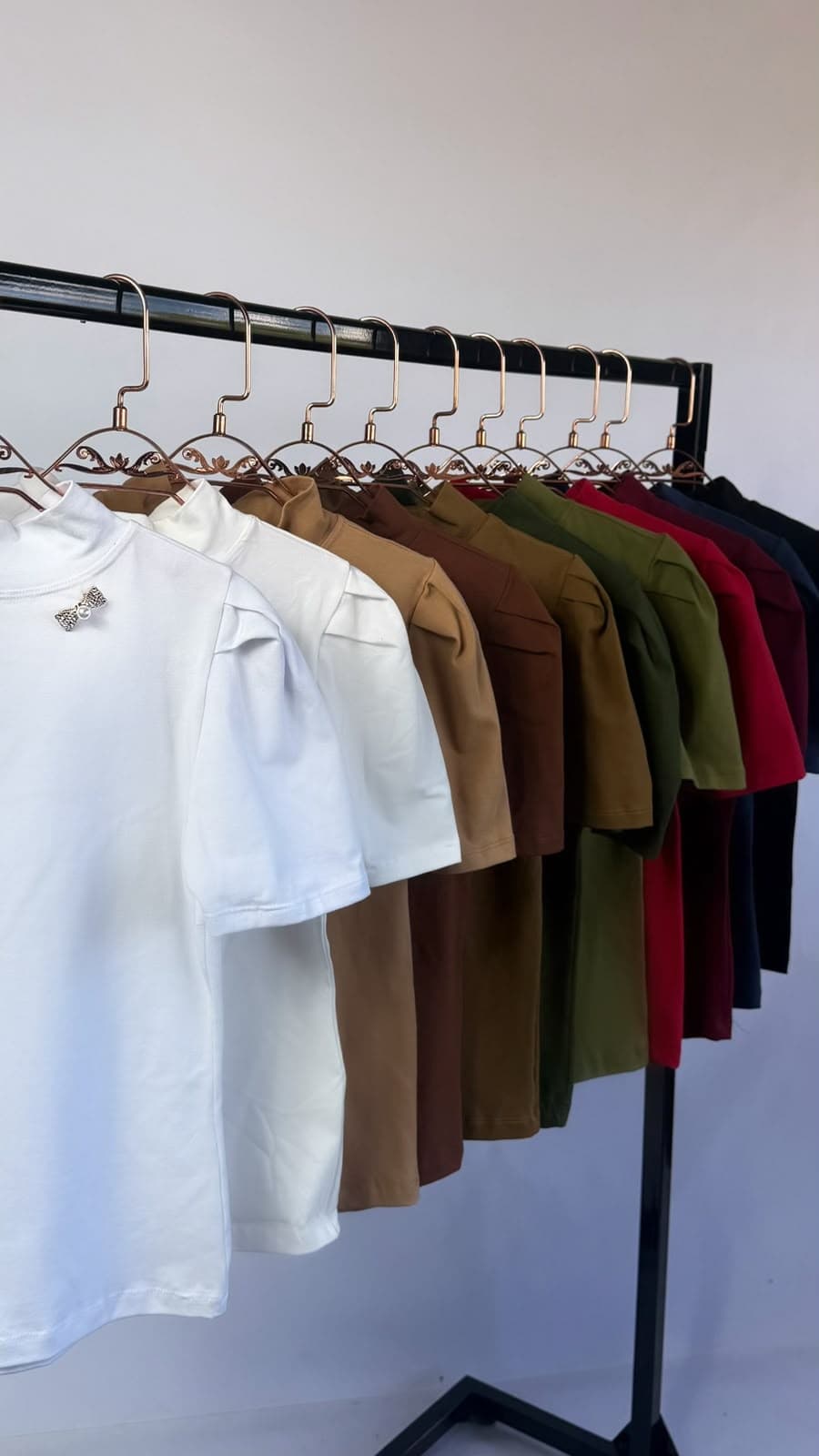 T-shirts básicas lisas em diversas cores