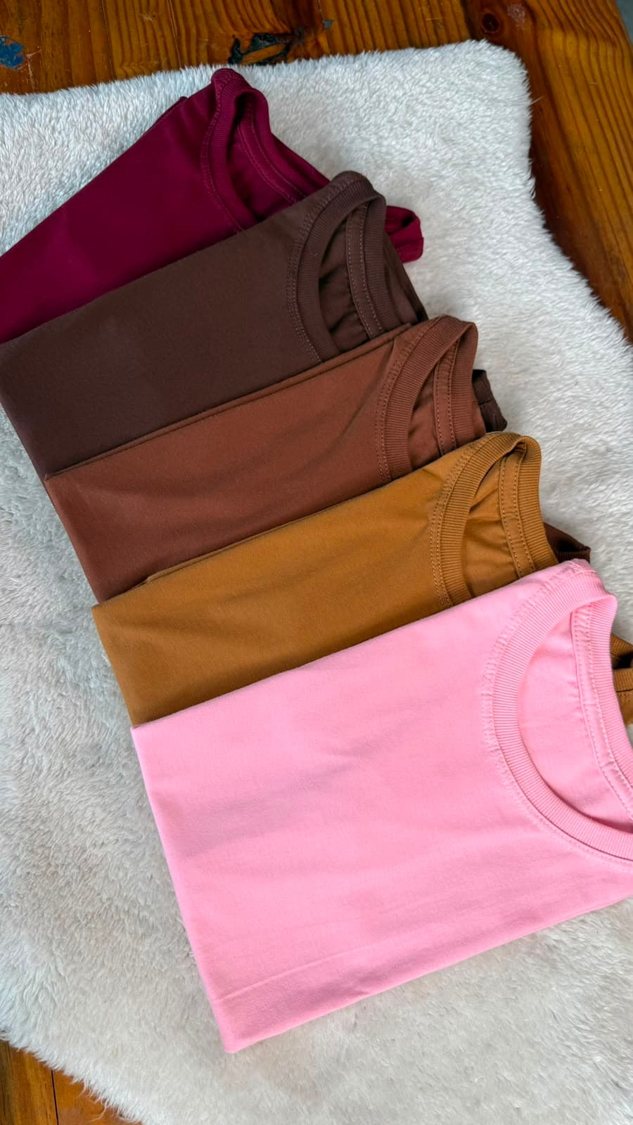T-shirts caneladas em quatro cores