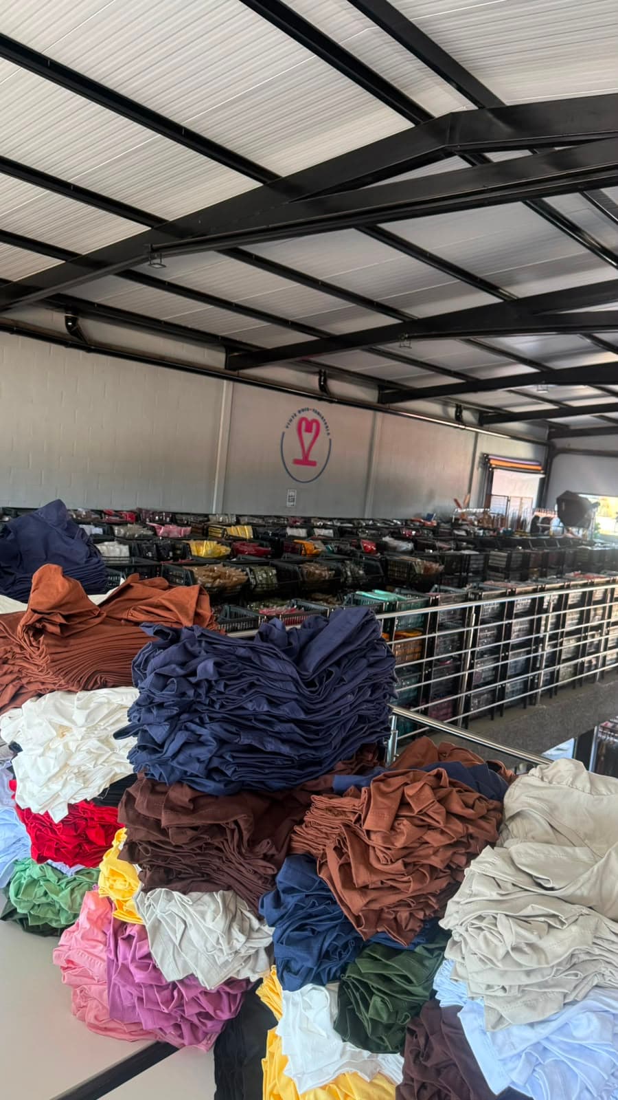 Estoque e área de separação da fábrica 22 T-Shirteria