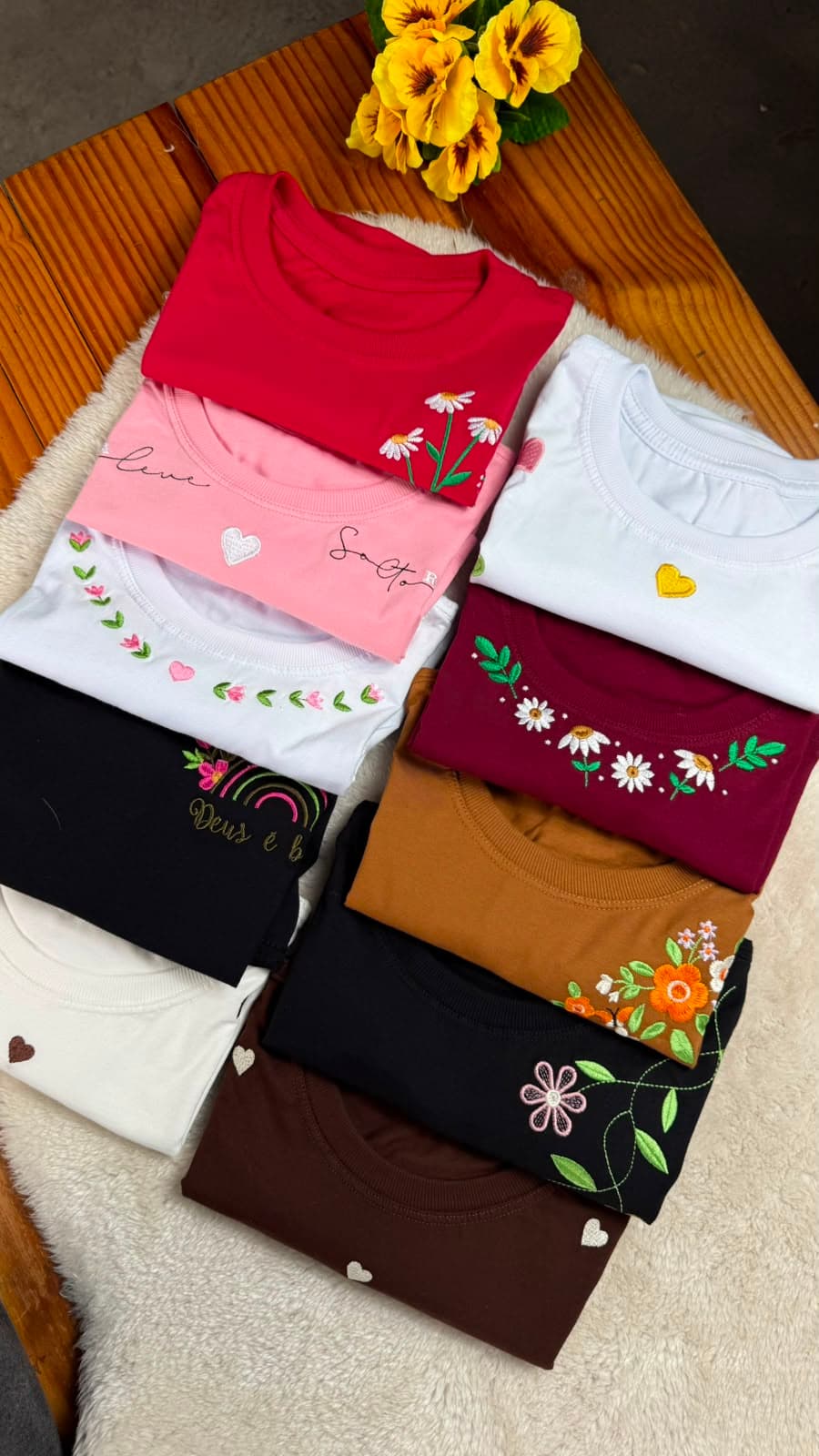 T-shirts luxo com bordados coloridos