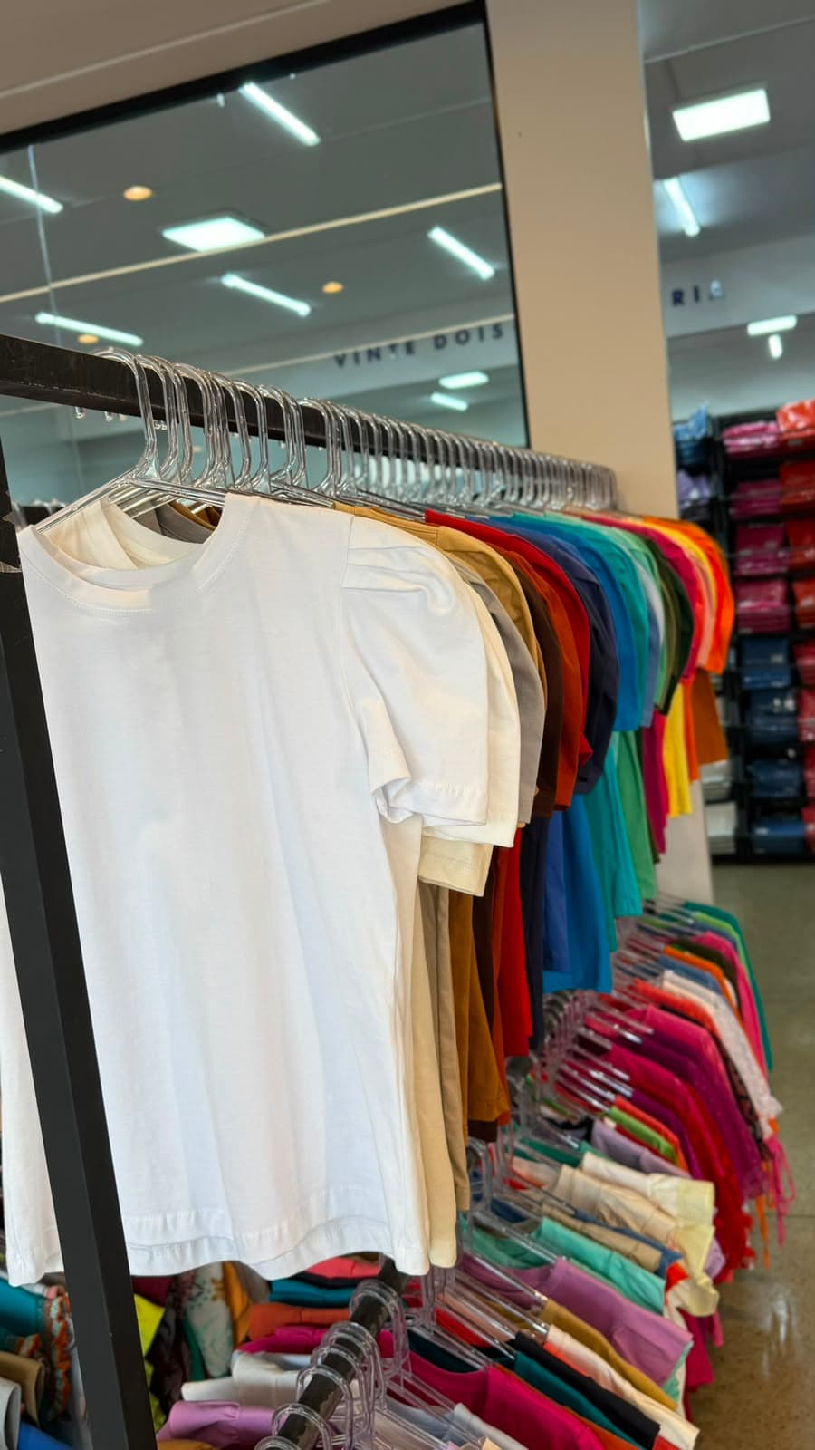 Araras com variedade de peças na loja 22 T-Shirteria